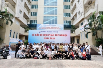 Khoảnh Khắc Tỏa Sáng”: Recap Buổi Bảo Vệ Khóa Luận Tốt Nghiệp K63 Thương Mại Điện Tử